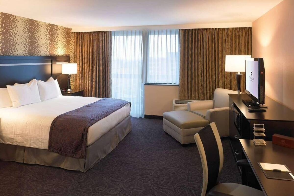 Egyptian cotton sheets, premium bedding, in-room safe, desk