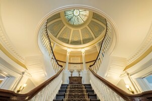 供应早餐、午餐和晚餐，美洲菜