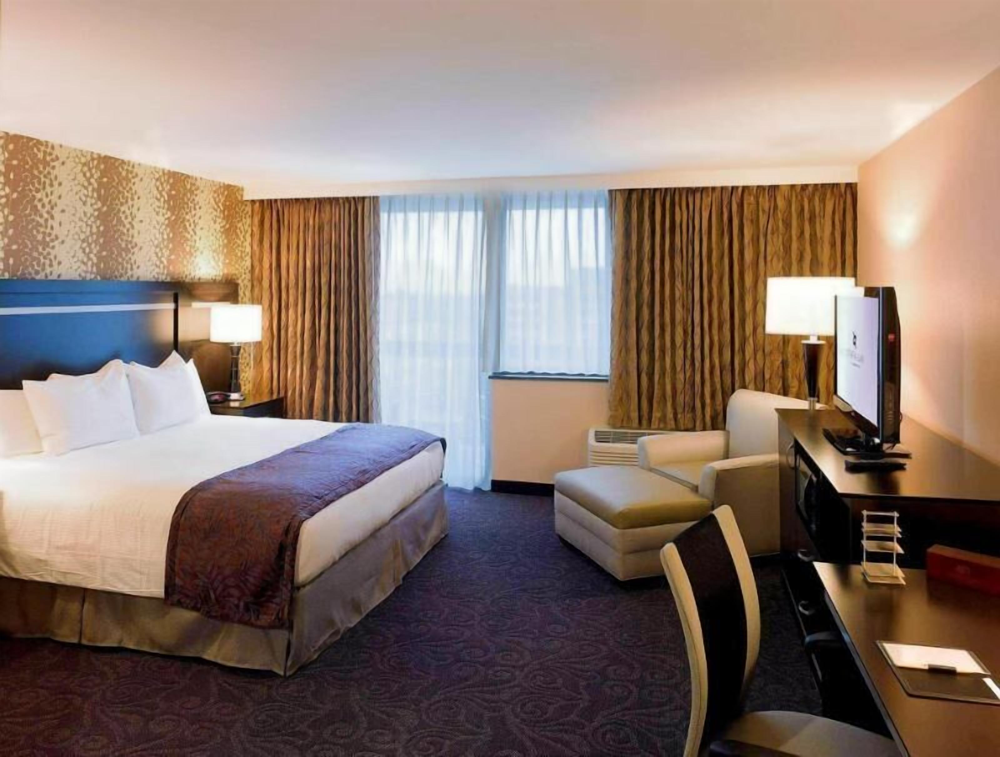 Egyptian cotton sheets, premium bedding, in-room safe, desk