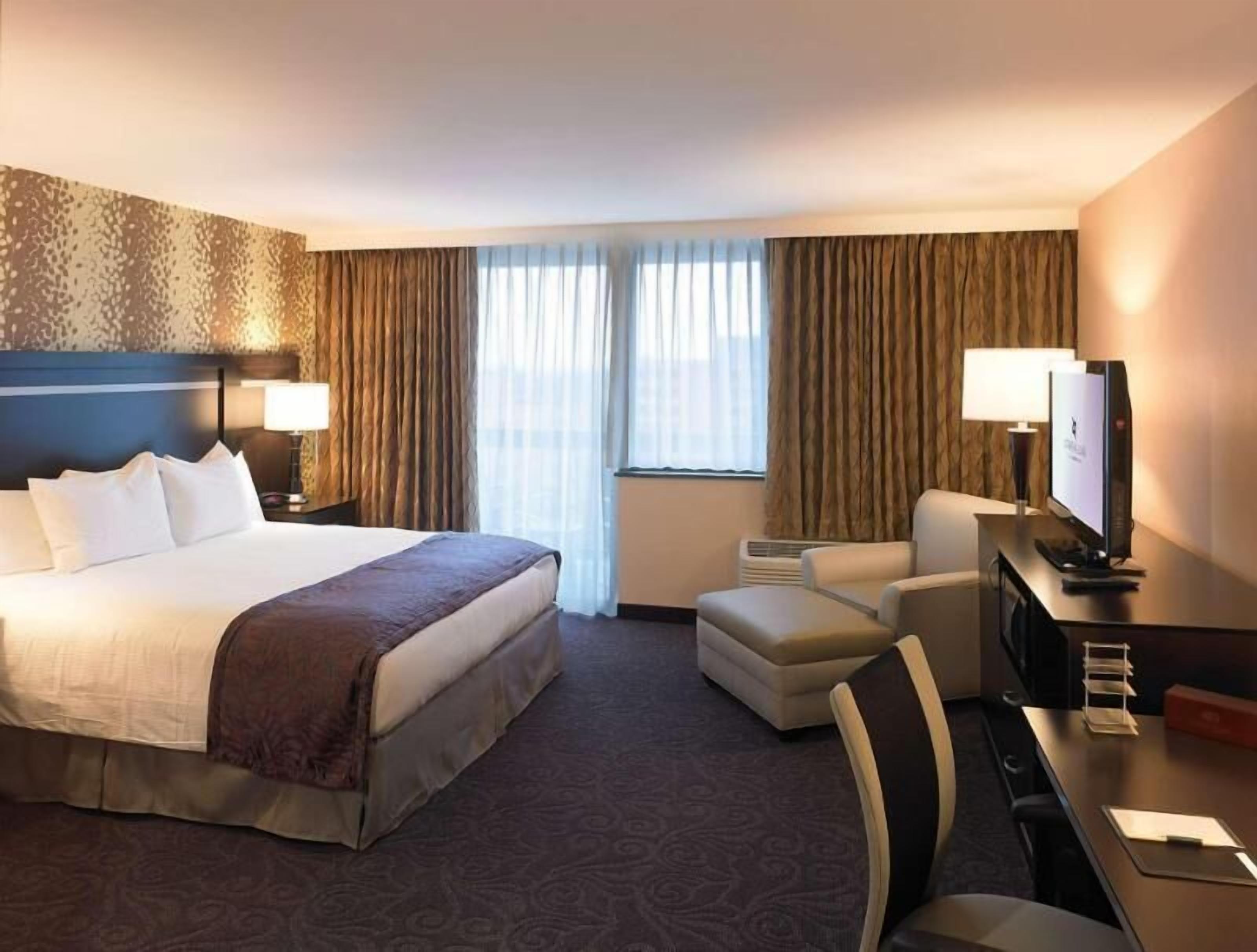 Egyptian cotton sheets, premium bedding, in-room safe, desk