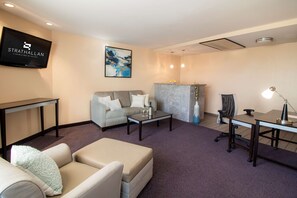 Deluxe Suite, 1 King Bed, City View | Living area