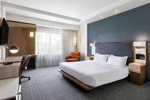 Skrivebord, strykejern/-brett og barnesenger (inkludert)