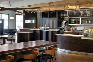 Se sirven desayunos y cenas, cocina americana