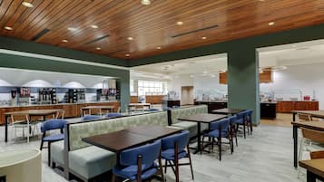 Café da manhã com buffet grátis todos os dias