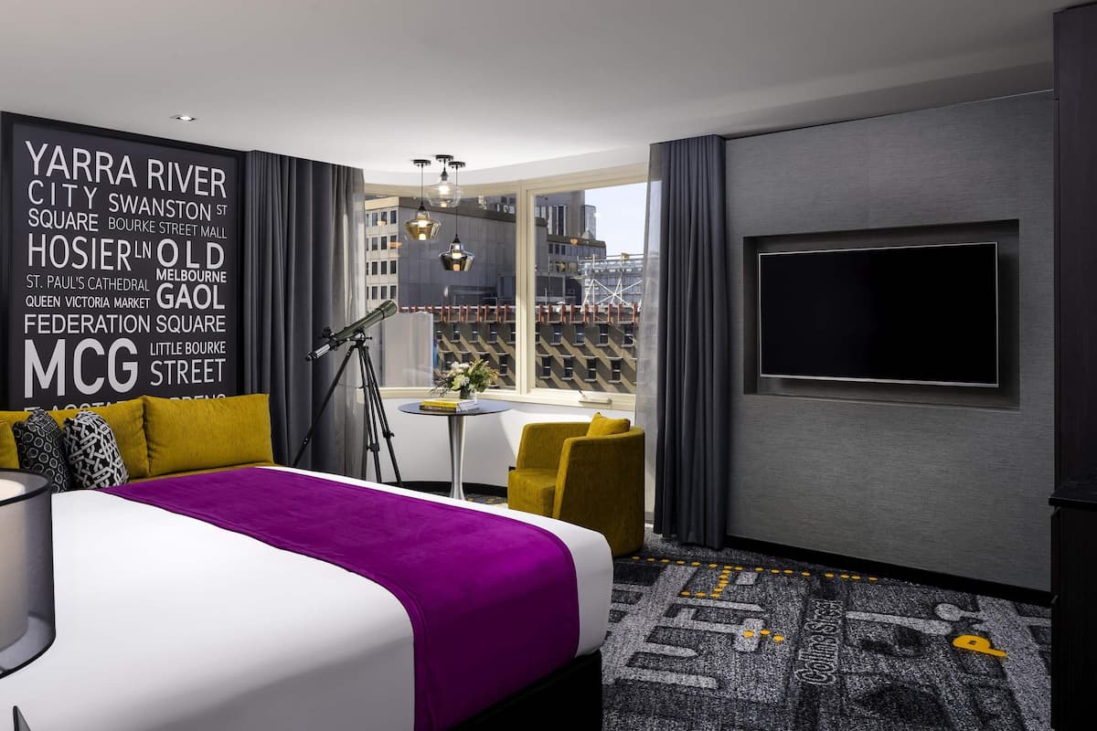 Quarto luxo, 1 cama King | Frigobar, cofres nos quartos, espaço de trabalho para notebook