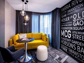 Habitación superior, 1 cama de matrimonio grande | Minibar, caja fuerte, espacio para trabajar con un portátil
