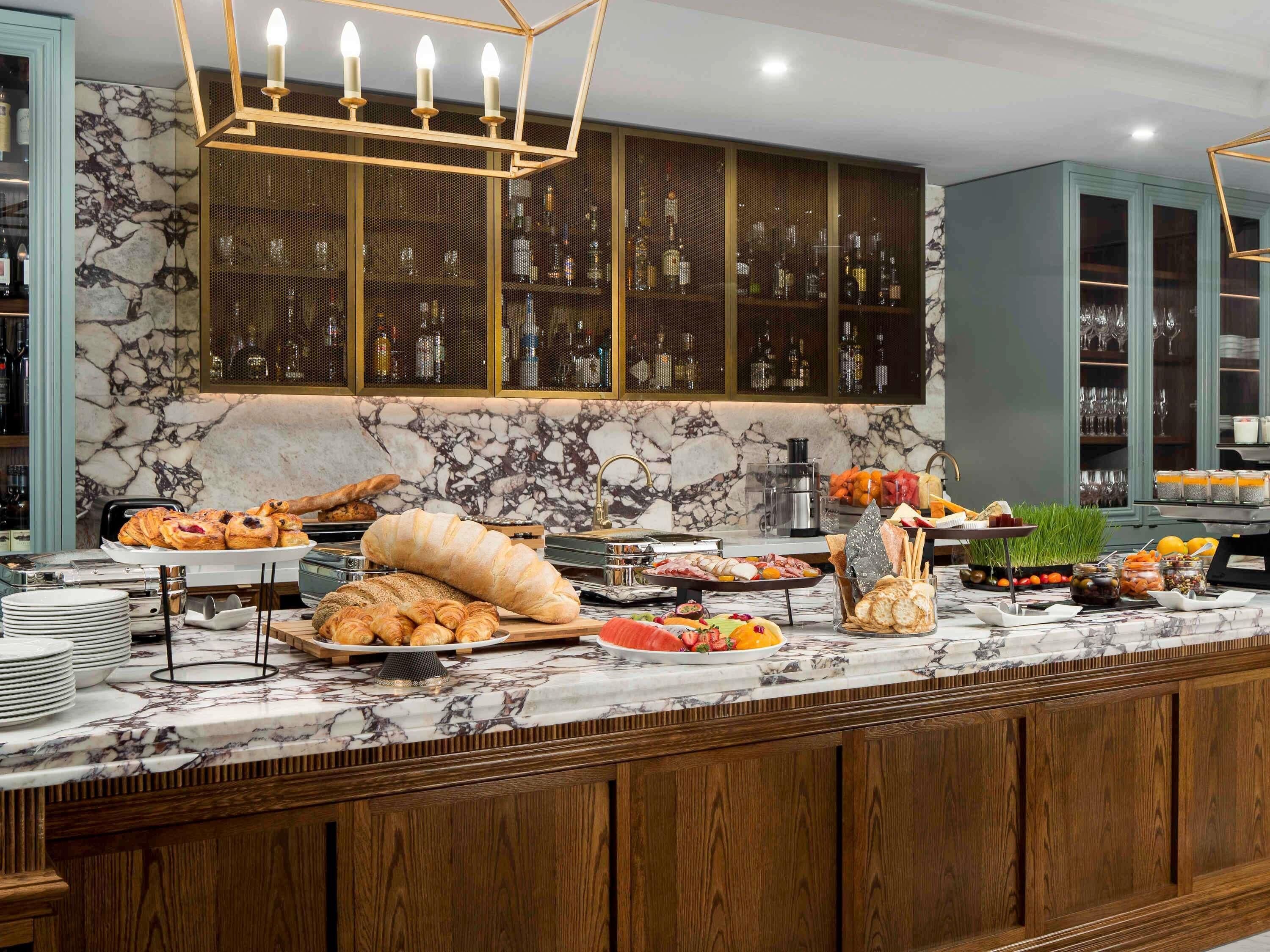 Superior Room, 1 King Bed (Lounge Access) | Minibar, in-room safe, laptop workspace, blackout curtains