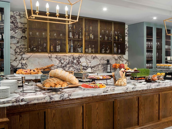 Quarto superior, 1 cama King (Lounge Access) | Frigobar, cofres nos quartos, espaço de trabalho para notebook