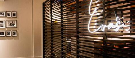 2 bars/lounges, rooftop bar