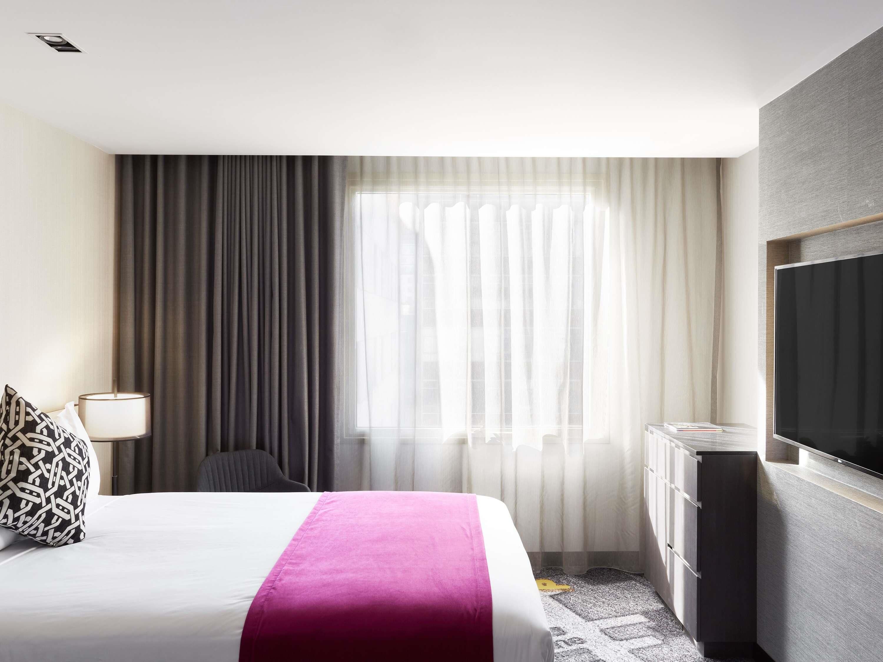 Classic-værelse - 1 queensize-seng - handicapvenligt | Minibar, pengeskab på værelset, arbejdsområde til bærbare computere