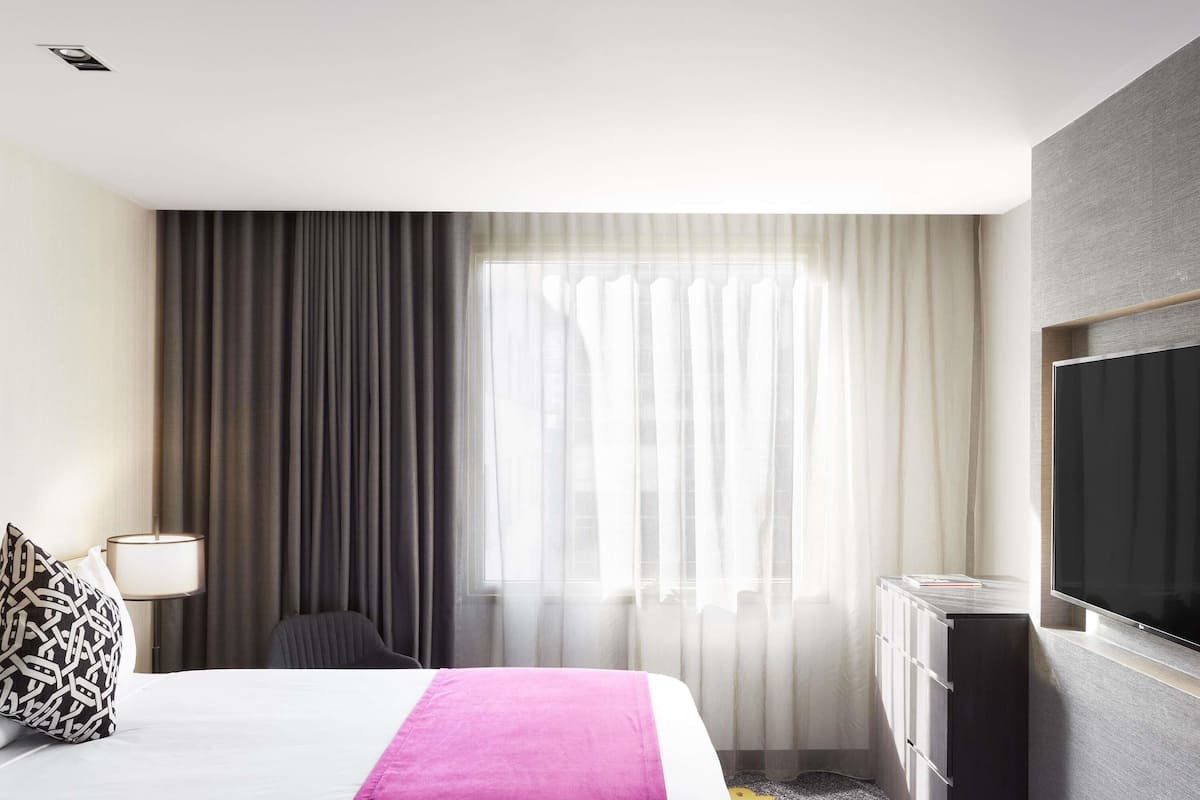 Classic-værelse - 1 queensize-seng - handicapvenligt | Minibar, pengeskab på værelset, arbejdsområde til bærbare computere