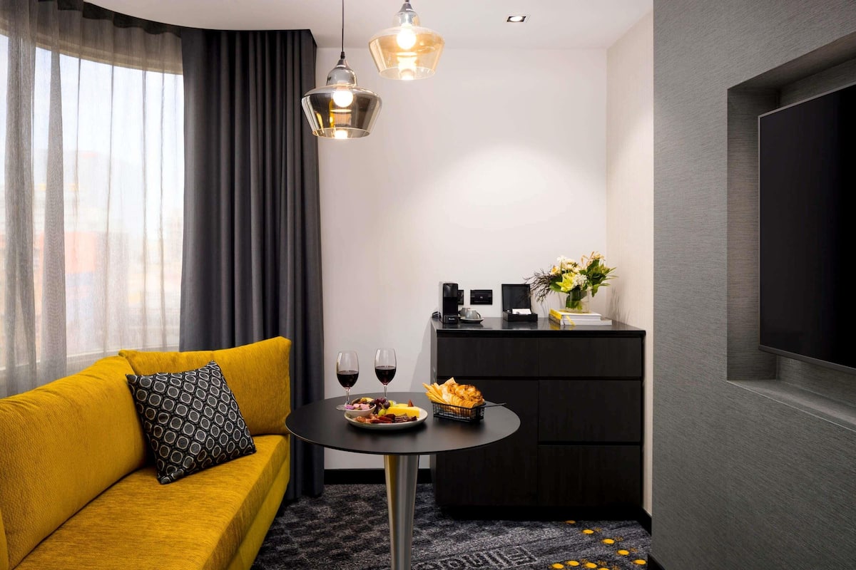 Minibar, in-room safe, laptop workspace, blackout drapes