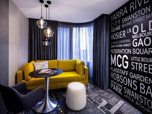 Minibar y caja de seguridad en la habitación