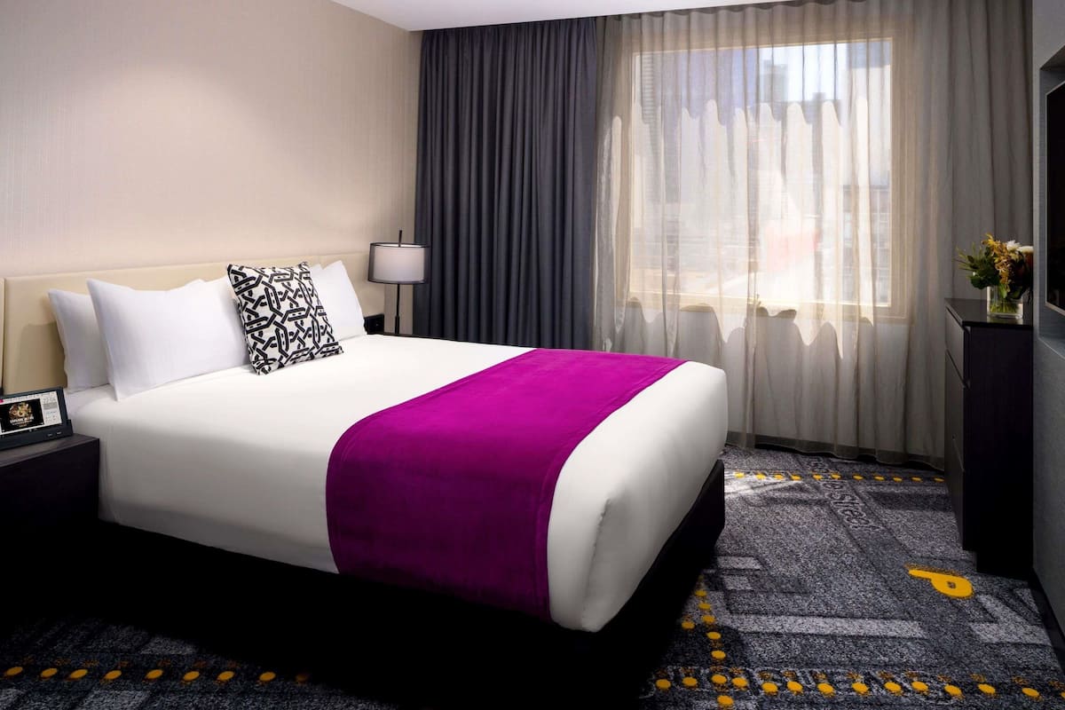 Quarto clássico, 1 cama Queen | Frigobar, cofres nos quartos, espaço de trabalho para notebook