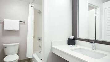 Combined shower/tub, free toiletries, hair dryer, towels