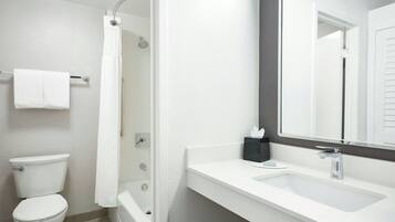 Un baño moderno con inodoro, ducha y lavamanos.