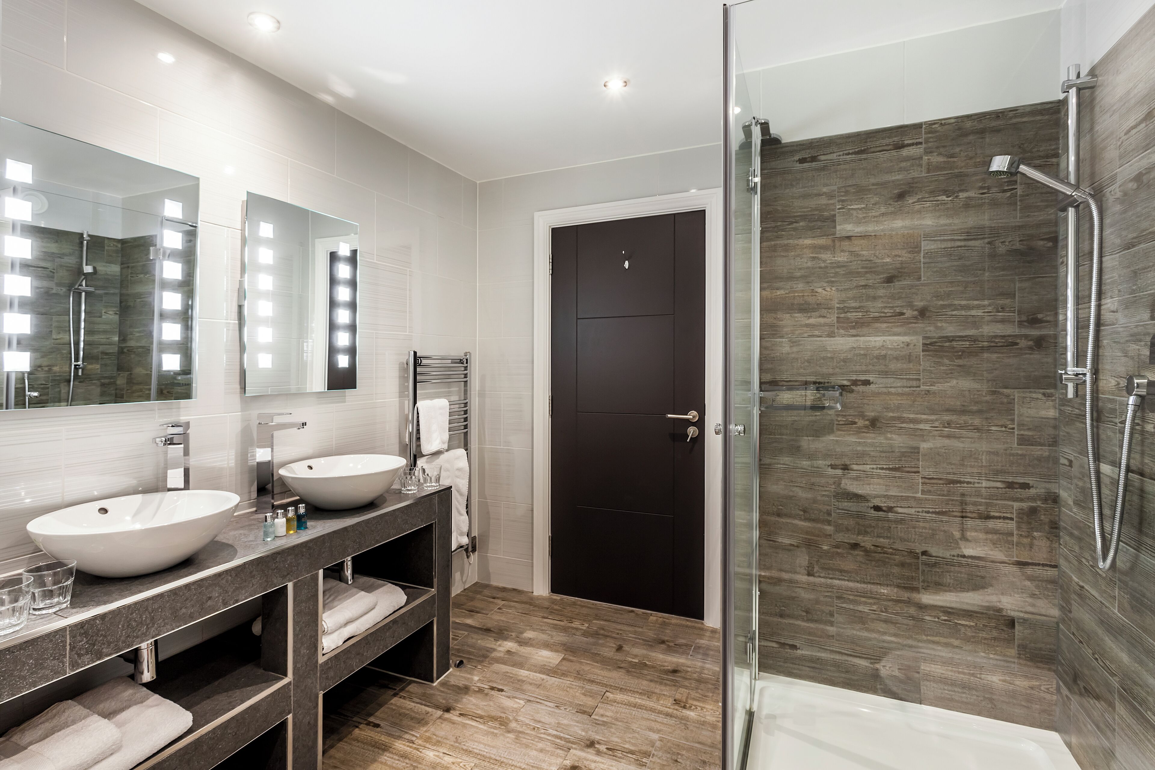 Senior-Zimmer | Badezimmer | Designer-Toilettenartikel, Haartrockner, Bademäntel, Hausschuhe