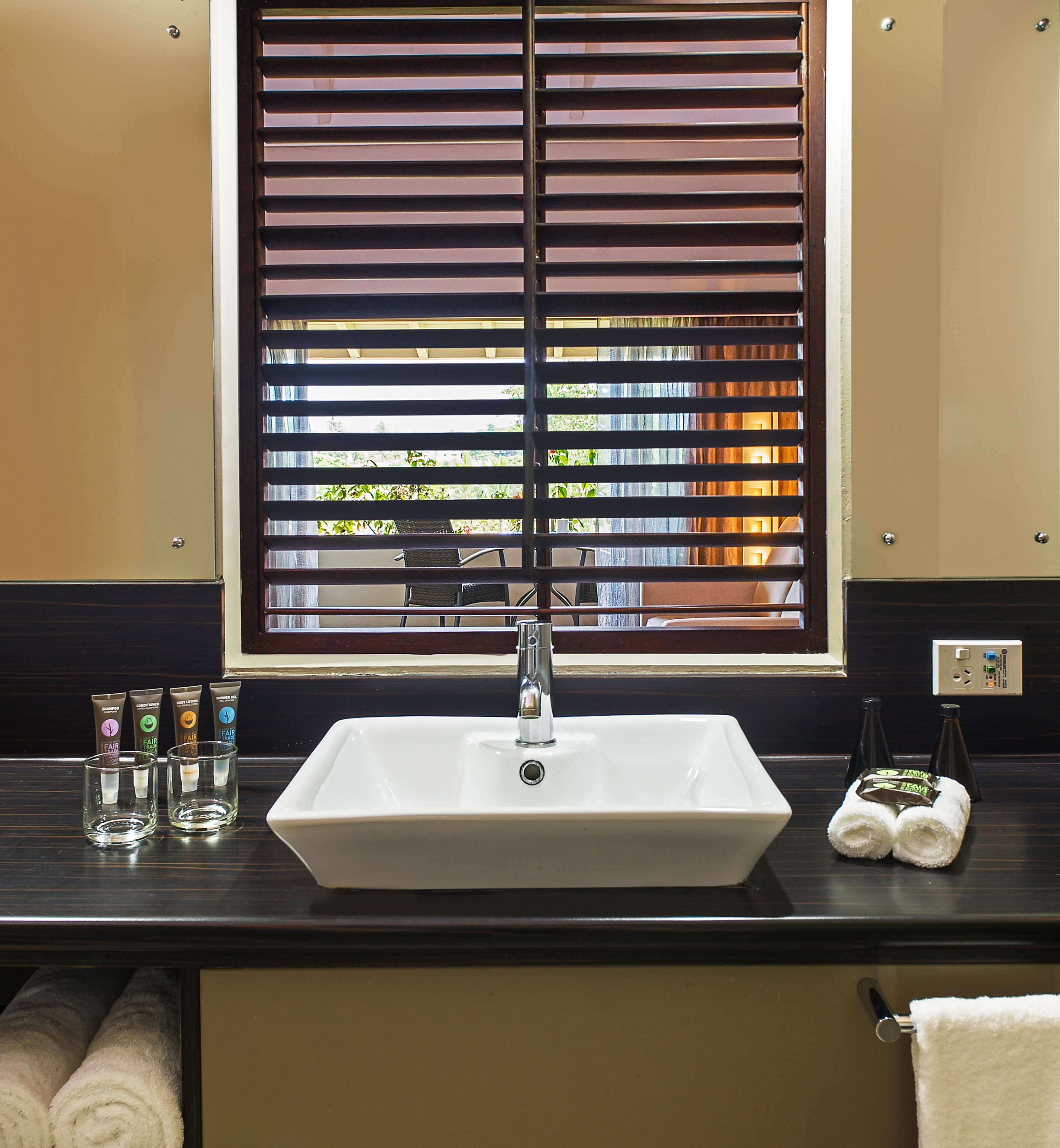 combined shower/bathtub, eco-friendly toiletries, hair dryer, towels