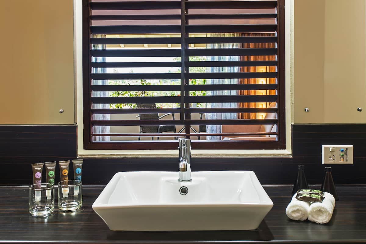 combined shower/bathtub, eco-friendly toiletries, hair dryer, towels