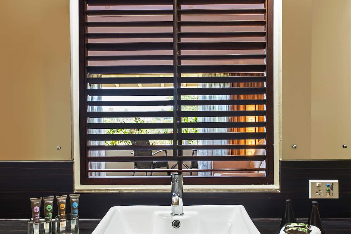 Combined shower/bathtub, eco-friendly toiletries, hair dryer, towels