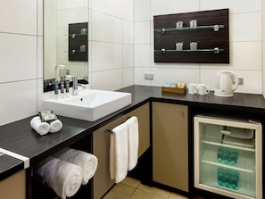 Minibar, Zimmersafe, individuell eingerichtet, Schreibtisch