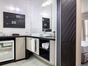 ミニバー、セーフティボックス (室内)、客室ごとに異なるインテリア、デスク
