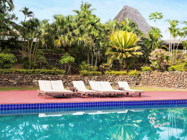 Piscine extérieure, cabanons gratuits, parasols de plage