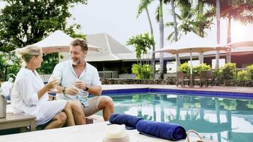 Ulkouima-allas, ilmaisia cabañoita, aurinkovarjoja