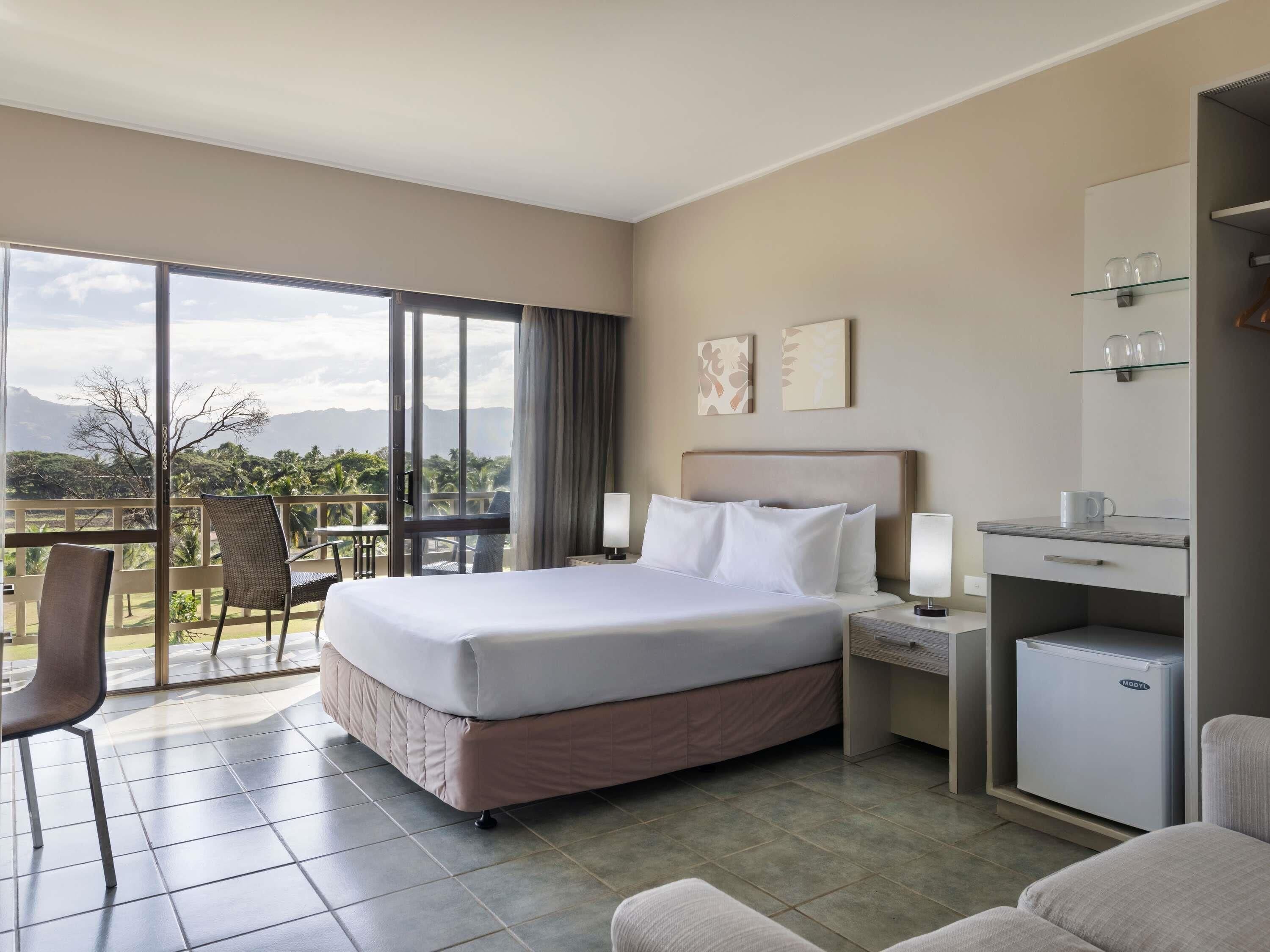 Standard Room, 1 Queen Bed | Minibar, in-room safe, individually furnished, desk