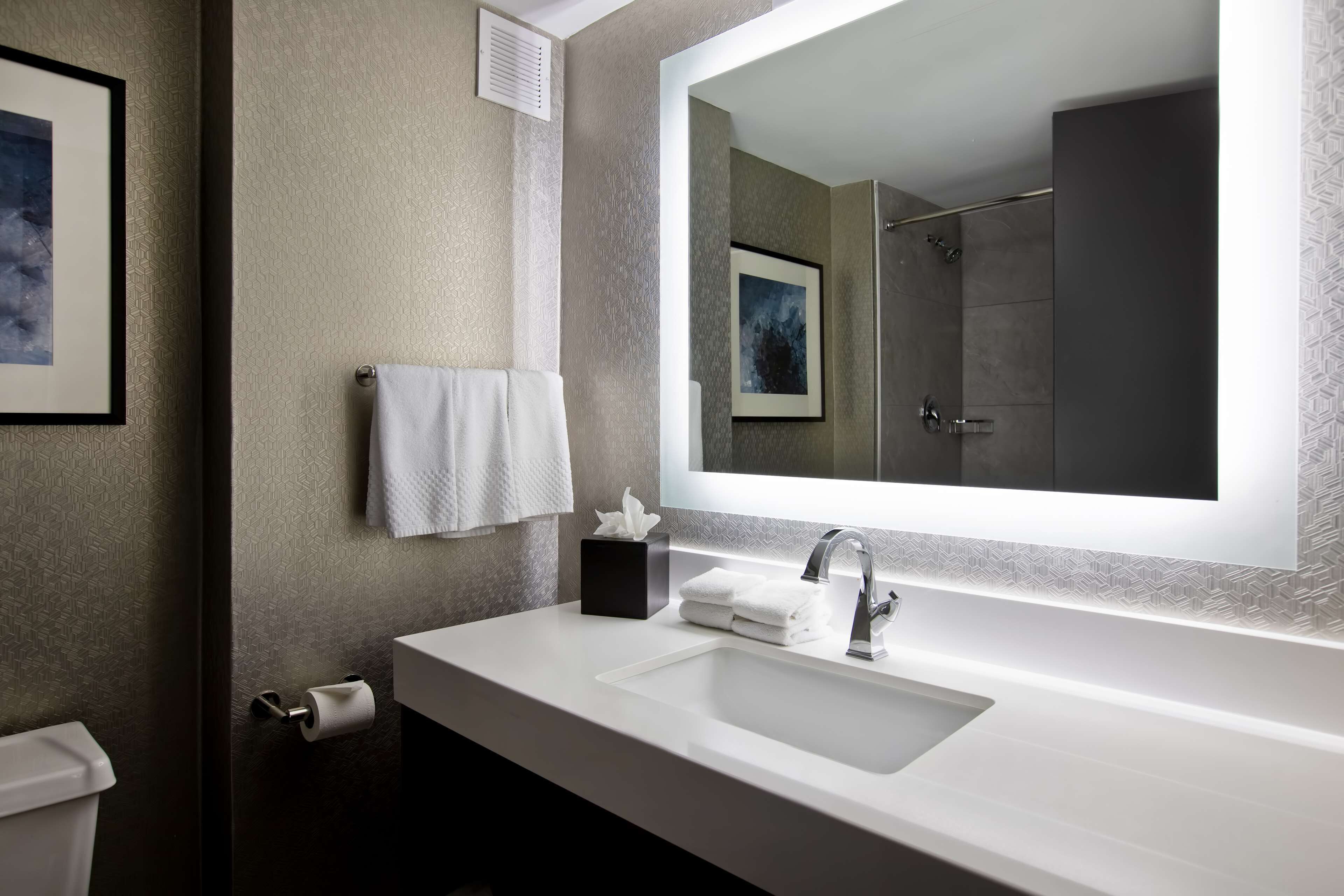 2 doubles suite, non smoking | bathroom | combined shower/bathtub, free toiletries, hair dryer, towels