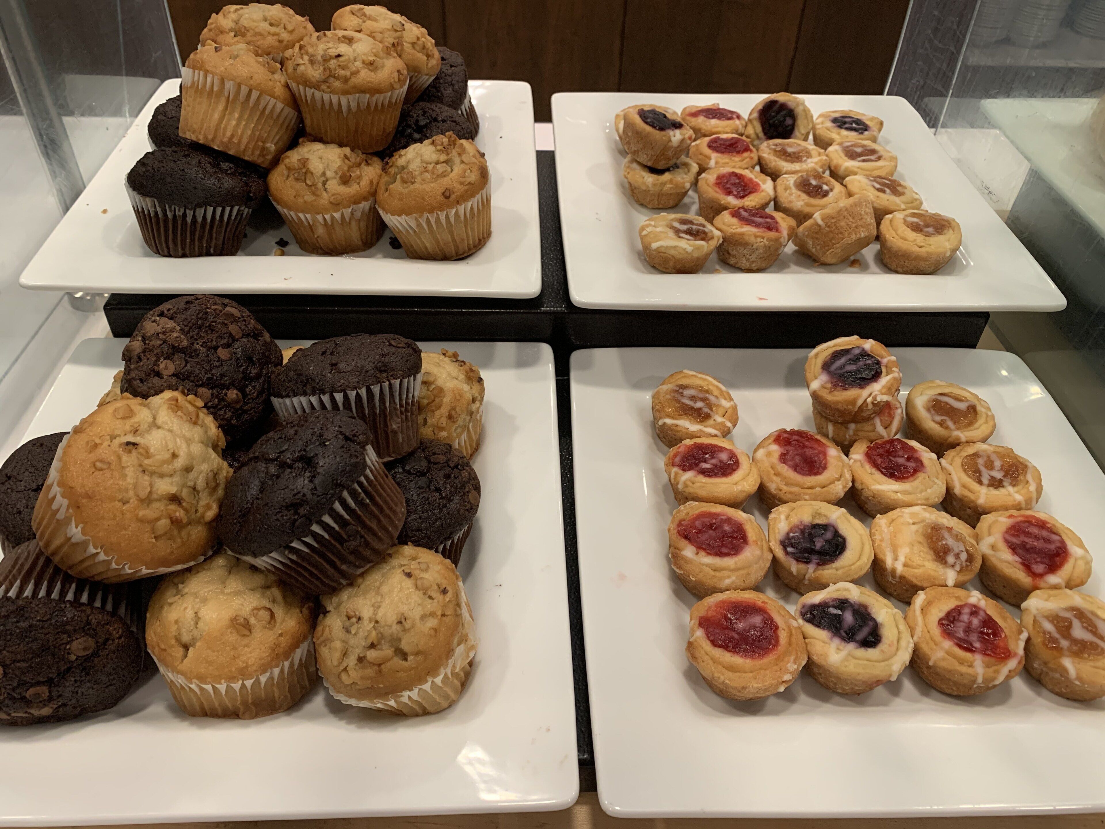 Una selección de productos horneados, como muffins y pasteles.
