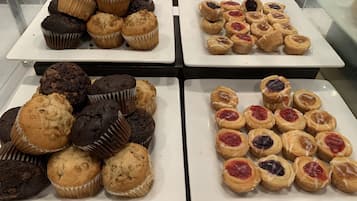 Una selección de productos horneados, como muffins y pasteles.