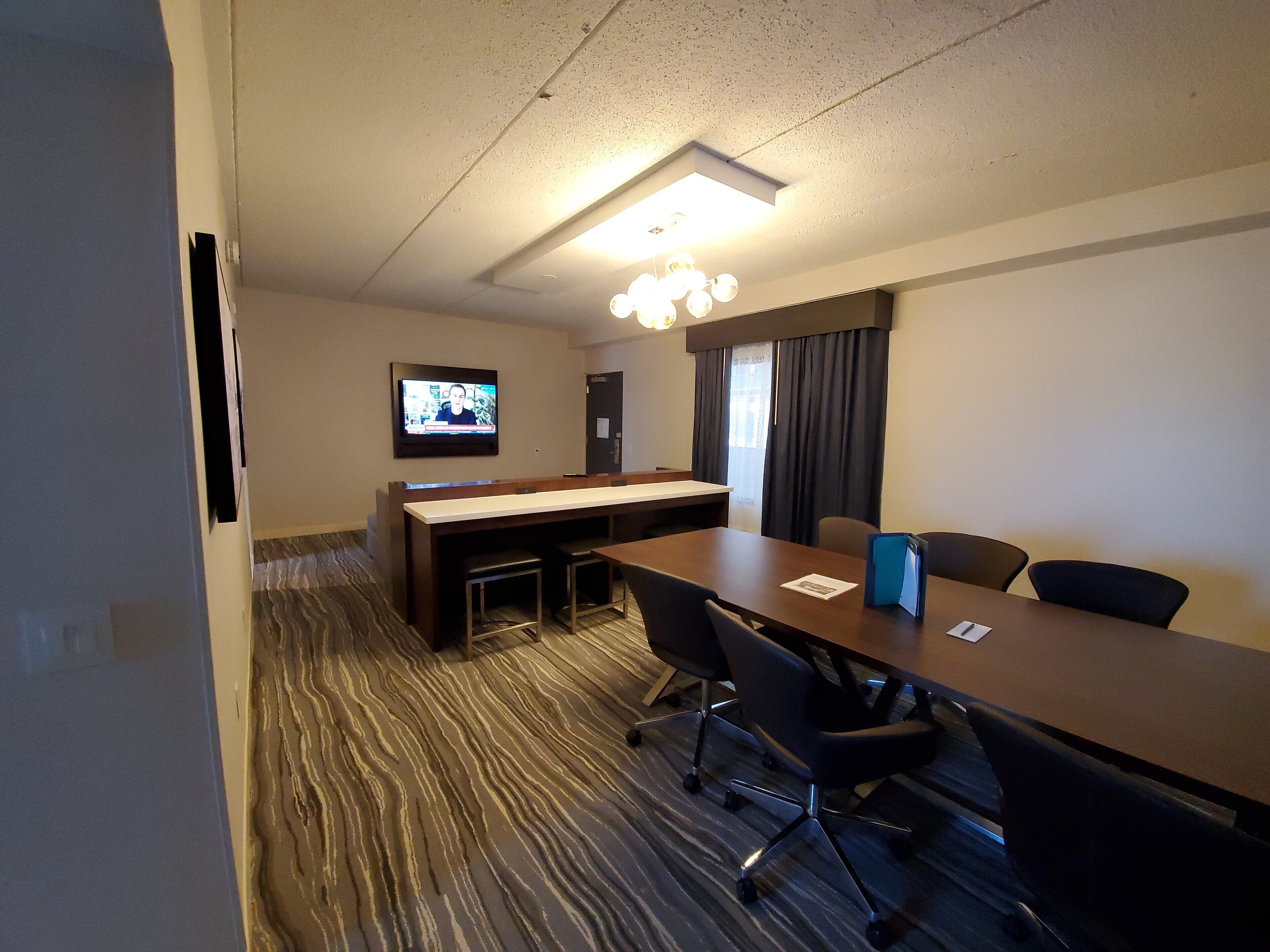 executive, one king bed, non-smoking | living room | lcd tv, pay films, mp3 dock