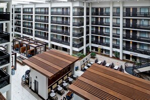 供应早餐和晚餐