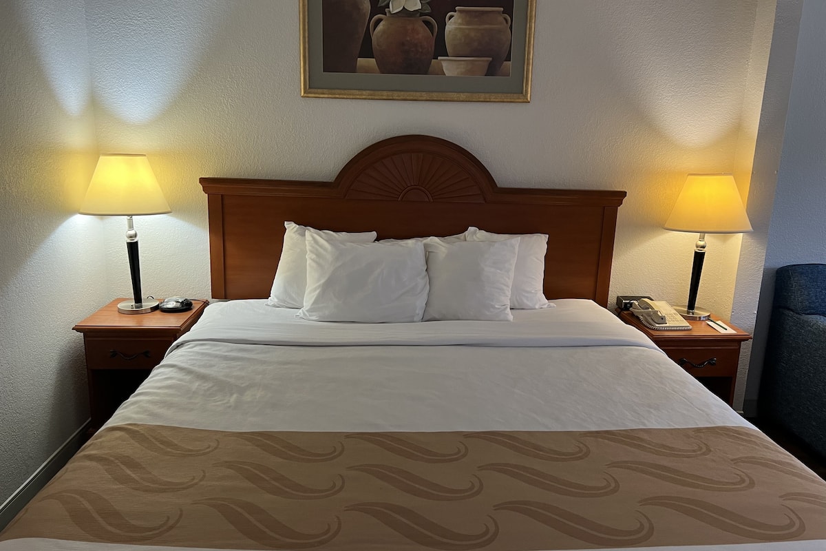 Zimmer, 1 King-Bett, barrierefrei, Nichtraucher | Hochwertige Bettwaren, Bügeleisen/Bügelbrett, Babybetten, Zustellbetten