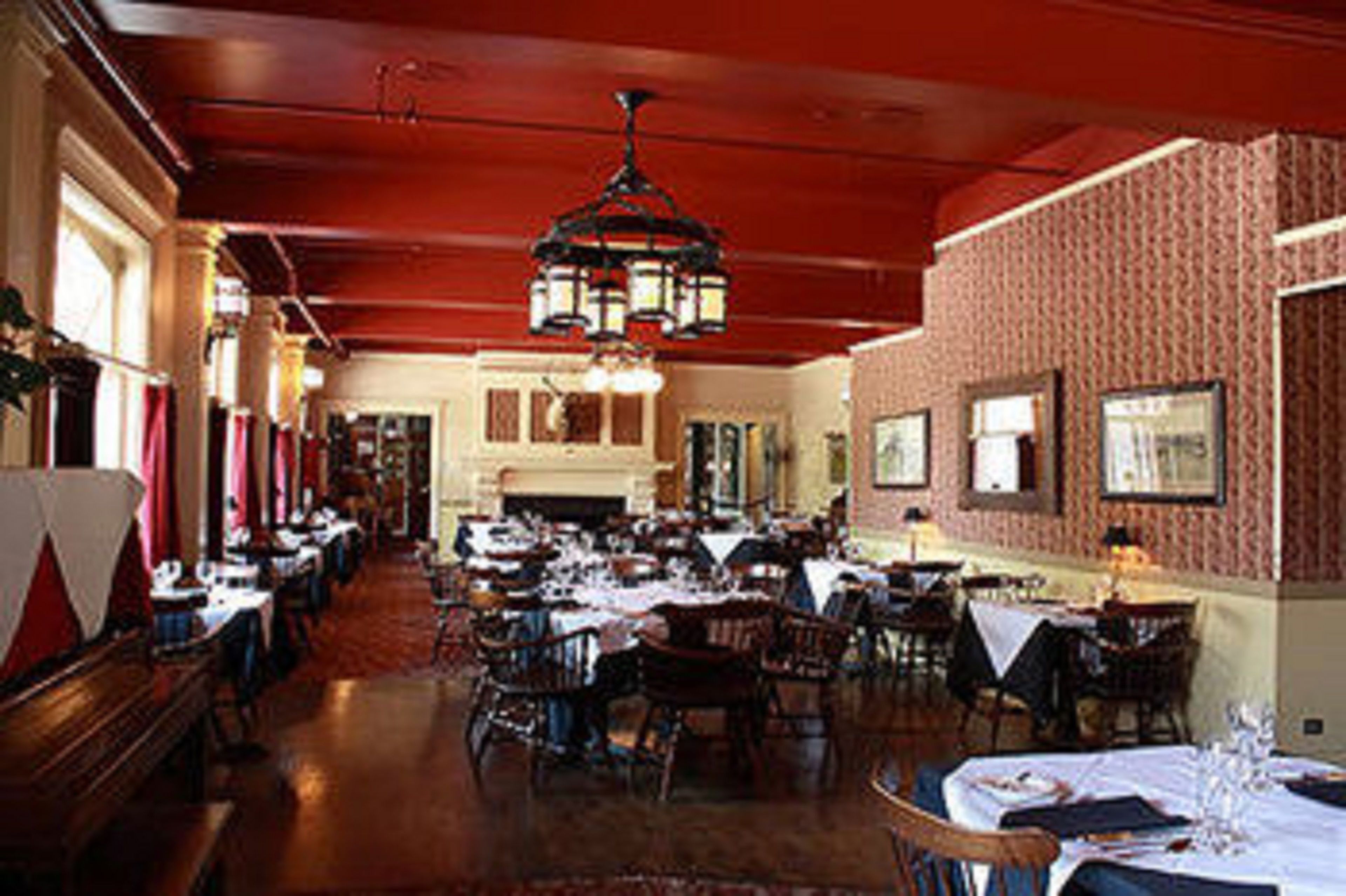 2 restaurants, breakfast served