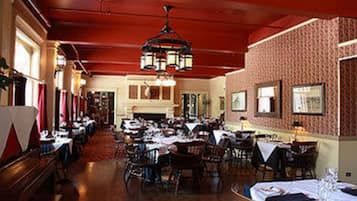 2 restaurants; breakfast, lunch and dinner served