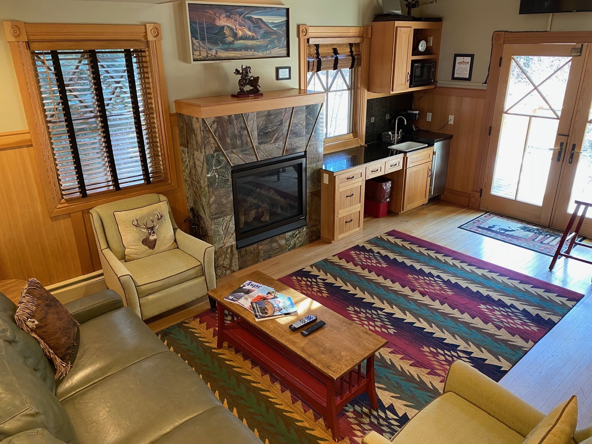 superior chalet | living area | tv, books