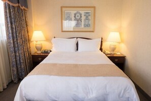 Escritorio, cortinas opacas, tabla de planchar con plancha y wifi gratis