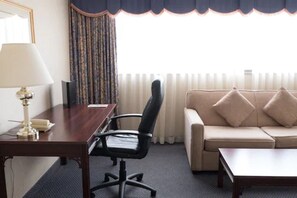 Suite Deluxe | Una scrivania, tende oscuranti, ferro/asse da stiro, Wi-Fi gratuito