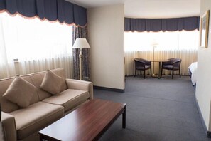 Phòng Suite Deluxe | Bàn, màn/rèm cản sáng, bàn ủi/dụng cụ ủi quần áo 