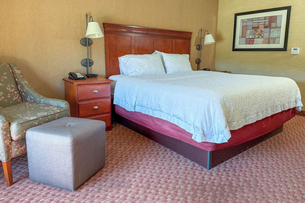 Classic Room, 1 Queen Bed, Non Smoking | Desk, laptop workspace, iron/ironing board, WiFi (free)