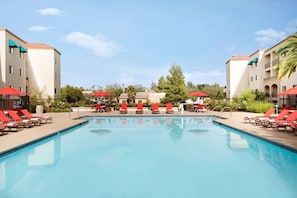 Piscine extérieure, parasols de plage, chaises longues