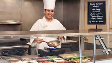 Un chef en una cocina profesional, con una pizarra mostrando los ingredientes para tortillas.