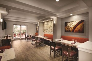 Bar (on property) - Embassy Suites by Hilton Temecula Valley Wine Country (Temecula)