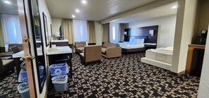 Suite, 1 cama de matrimonio grande con sofá cama, no fumadores, bañera de hidromasaje | Caja fuerte, escritorio, espacio para trabajar con un portátil
