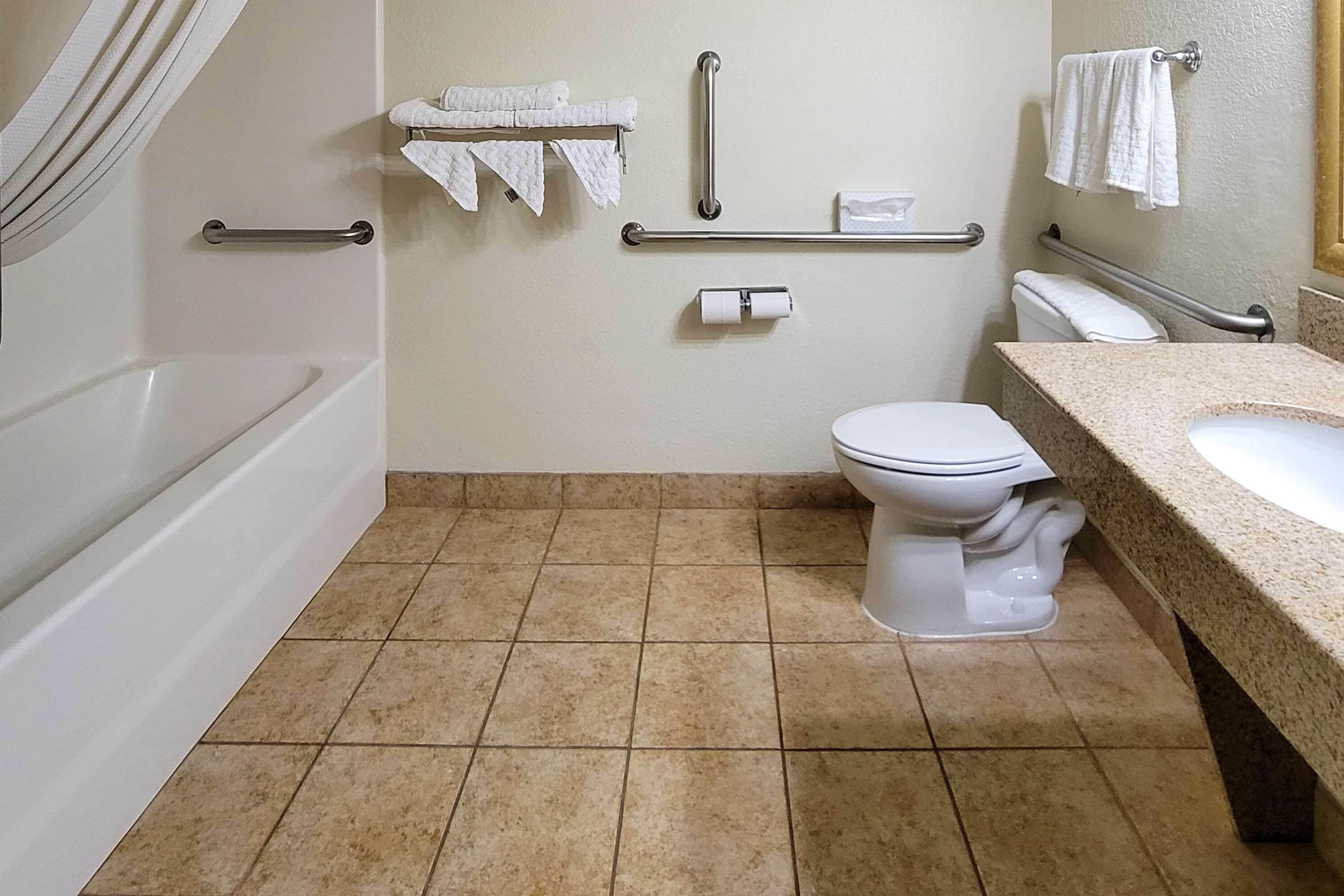 combined shower/bathtub, hydromassage showerhead, free toiletries