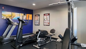 Academia com esteiras, elíptico e aparelhos de musculação.