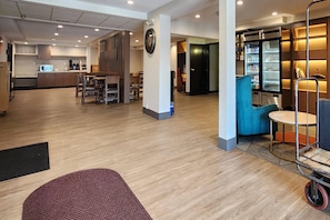 Breakfast area - Comfort Inn & Suites Shakopee Downtown Area (Shakopee)