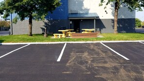 A parking lot with a building in the background. - Comfort Inn & Suites Shakopee Downtown Area (Shakopee)